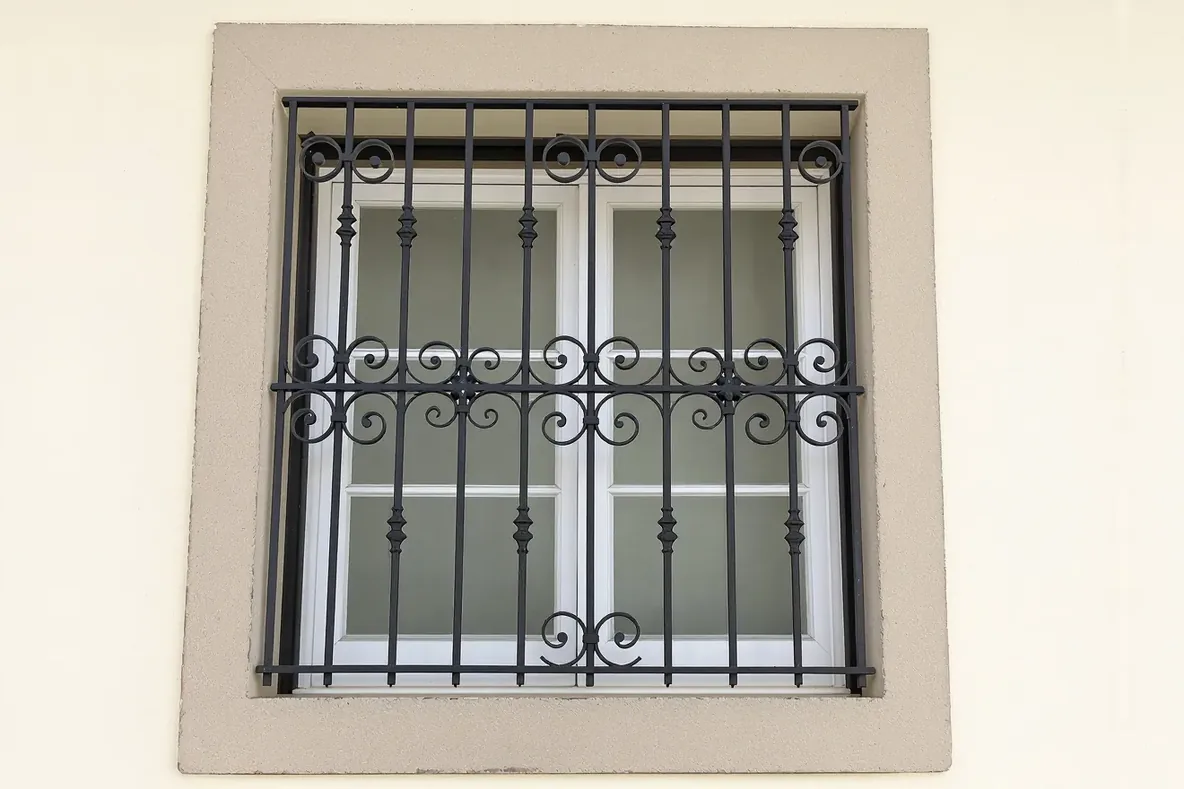 Klasikong itim na window grill na may mga kulot