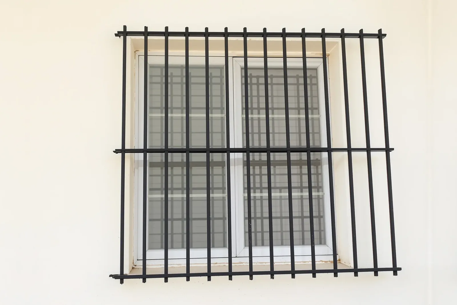 Itim na window grill na patayong square bar